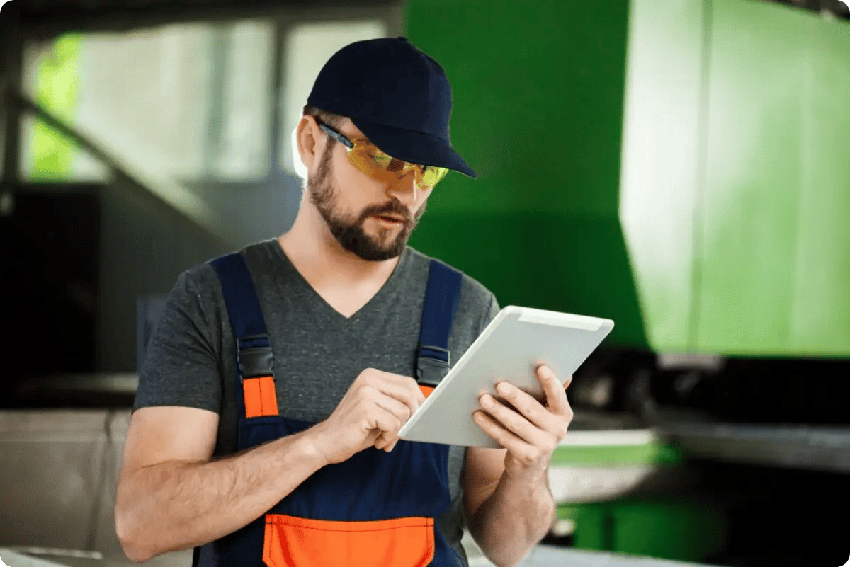 image showing worker using gps to plan the best routes